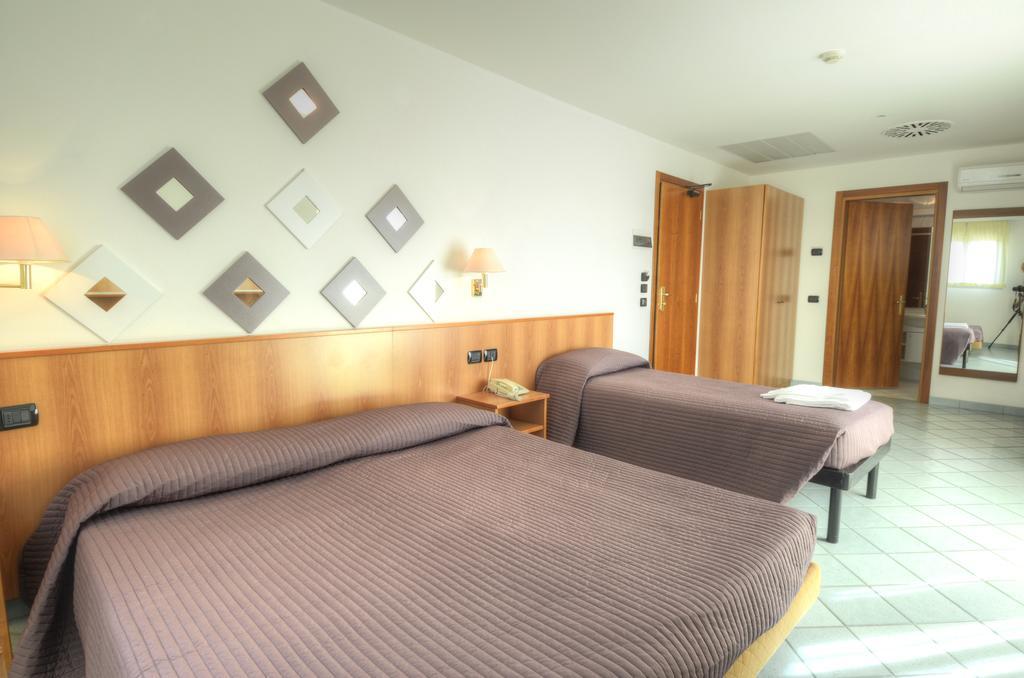 Hotel Alisei Lignano Sabbiadoro Habitación foto